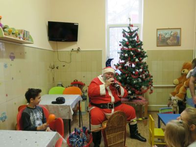 Mikuláš prekvapil a hlavne potešil aj deti, ktoré tento sviatok trávili na detskom oddelení Nemocnice Komárno