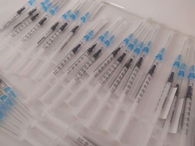 V komárňanskej nemocnici začali s očkovaním proti koronavírusu COVID-19