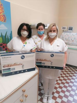 Komárňanská nemocnica dostala od Nadácie Križovatka monitory dychu. Prístroj dokáže zachrániť život bábätkám