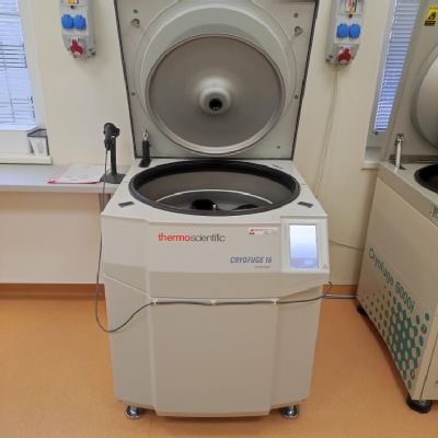 Komárňanská nemocnica má nový prístroj na spracovanie krvi.  Špeciálnu centrifúgu zakúpili z financií, ktoré venovali zamestnanci AGELu 